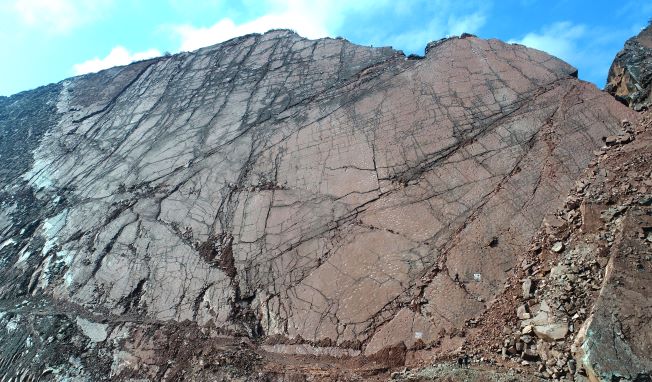 �й��������㼣�������Ĵ��ͱ�������������9000ƽ���ס�����933���㼣